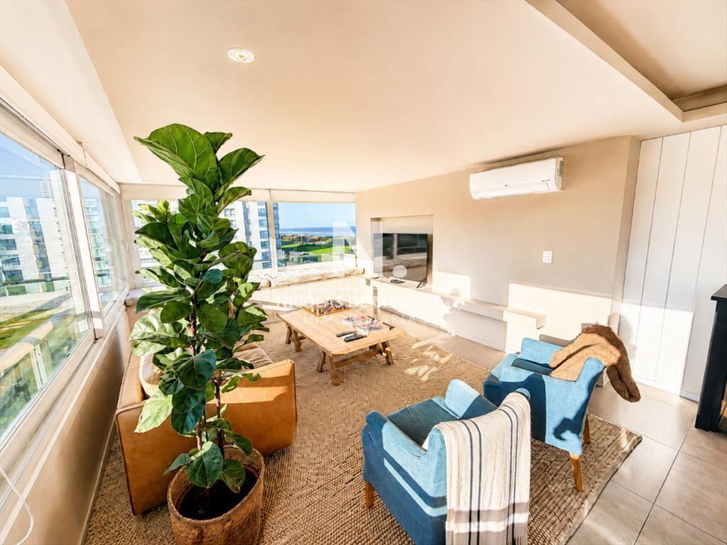Apartamento de 3 dormitorios en venta frente a Playa Brava