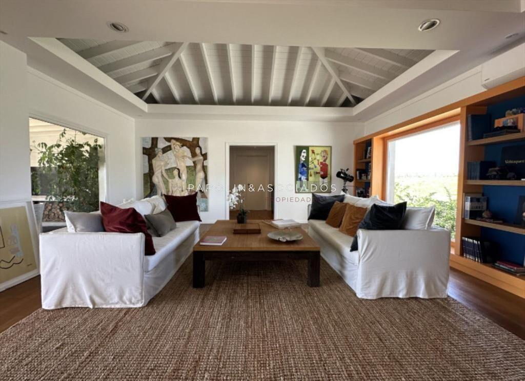 Venta de Casa de 4 Dormitorios en Pueblo Mio,