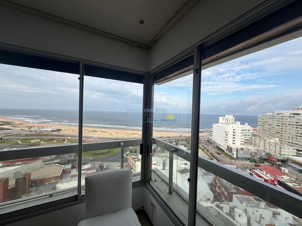 Apartamento de 3 dormitorios y servicio en Venta