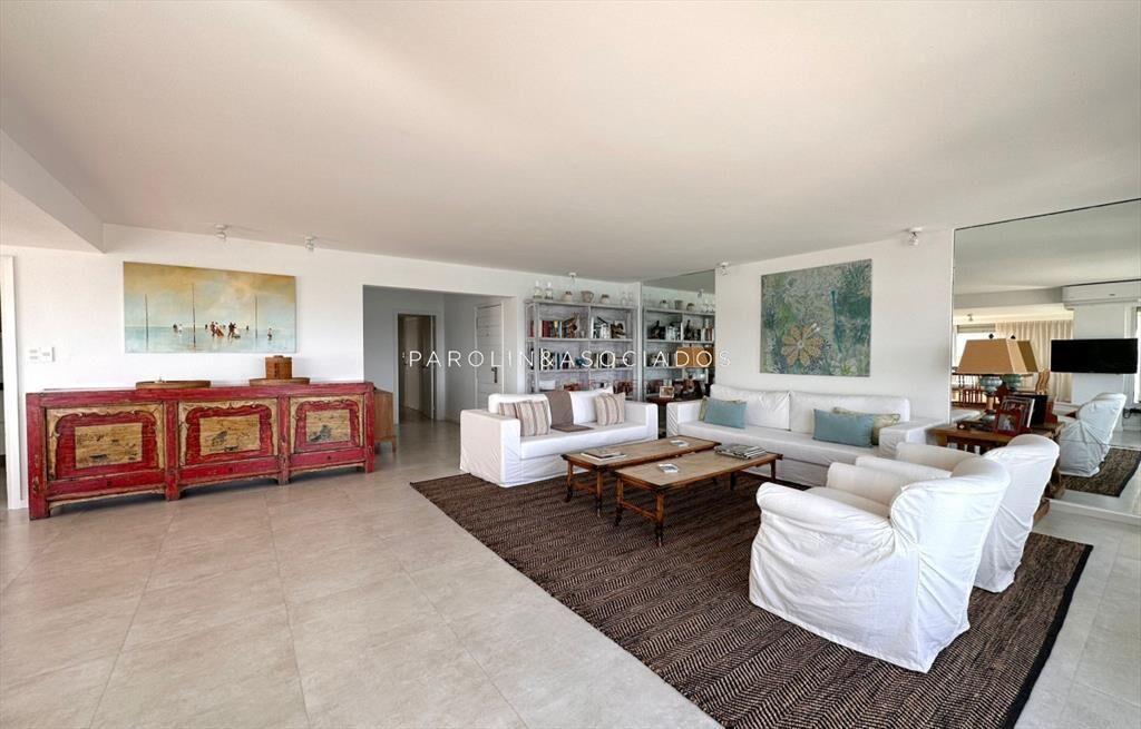 Hermoso apartamento en venta en edificio Punta
