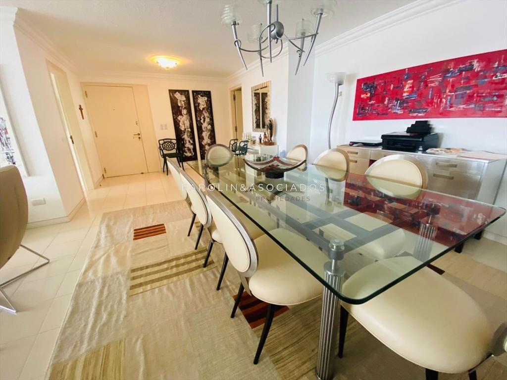 Apartamento de 3 dormitorios en venta en Punta