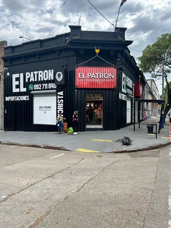 Venta Local comercial con renta   esquina  en  Arenal Grand