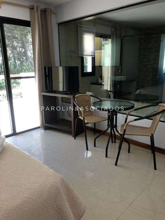 Venta de casa de 4 dormitorios en complejo Punta