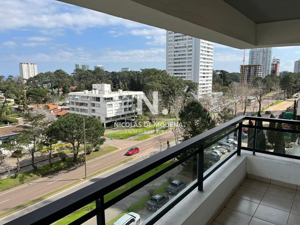 En venta apartamento de 3 dormitorios en Punta