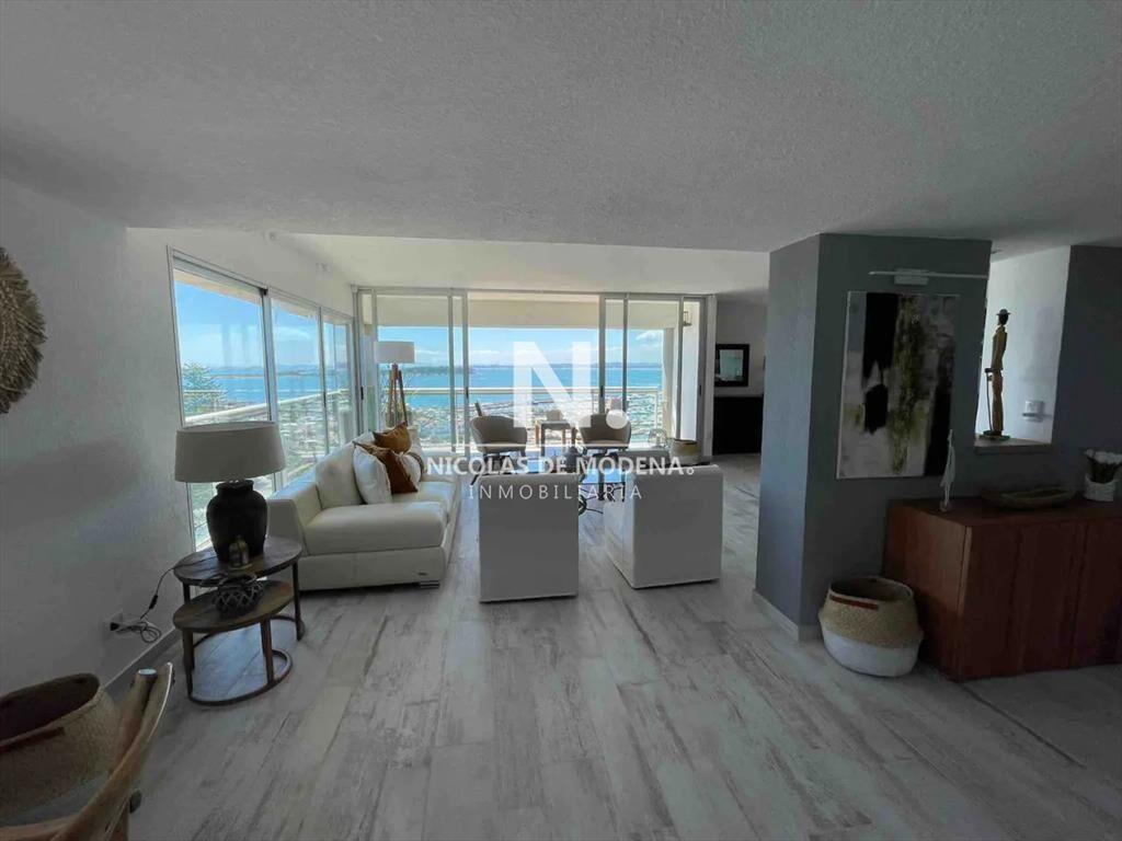 Apartamento de tres dormitorios en alquiler, del