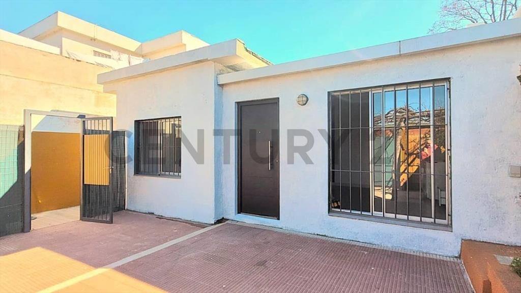 ALQUILER APARTAMENTO TIPO CASA, 2 DORMITORIOS, JARDÍN ANT...