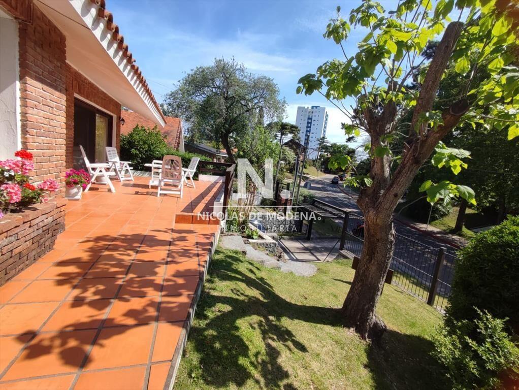Vende casa de 2 dormitorios en Cantegril Punta
