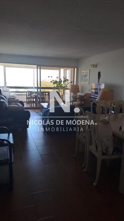 Vende apartamento de 2 dormitorios más servicio
