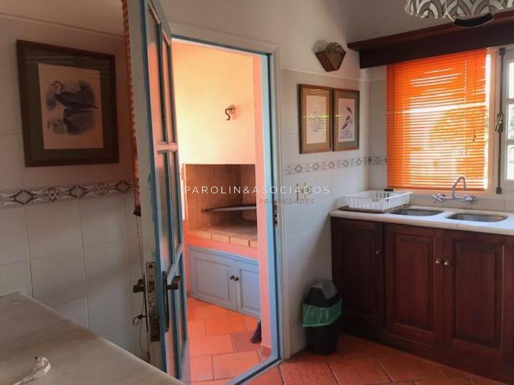 VENTA DE CASA DE 3 DORMITORIOS EN MANANTIALES CON