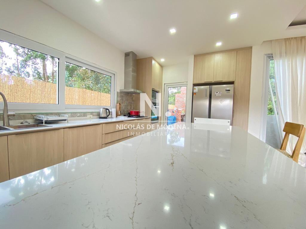 Vende casa de 4 dormitorios en Barrio Marly, del