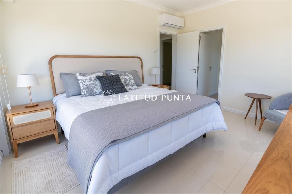 Apartamento en venta Playa Mansa 4 dormitorios
