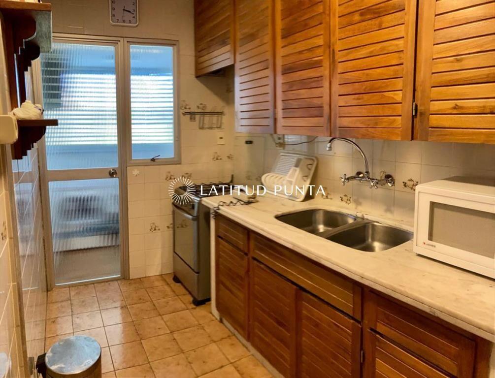 Apartamento de tres dormitorios con vista al mar