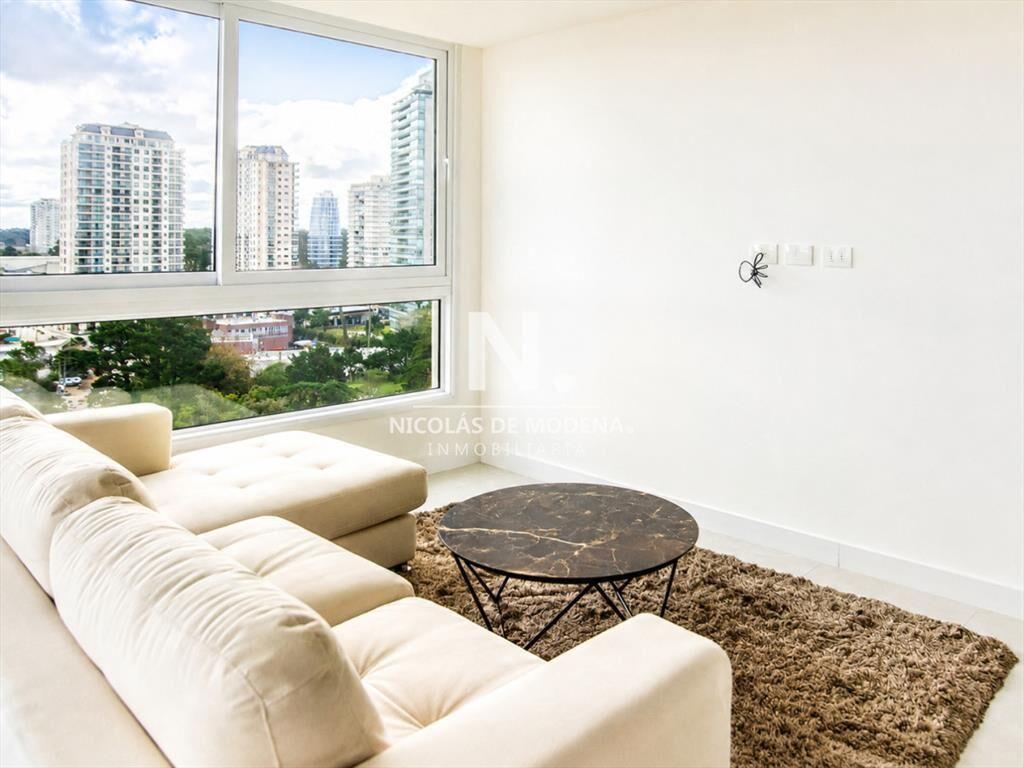Vende apartamento de 3 dormitorios en Punta del
