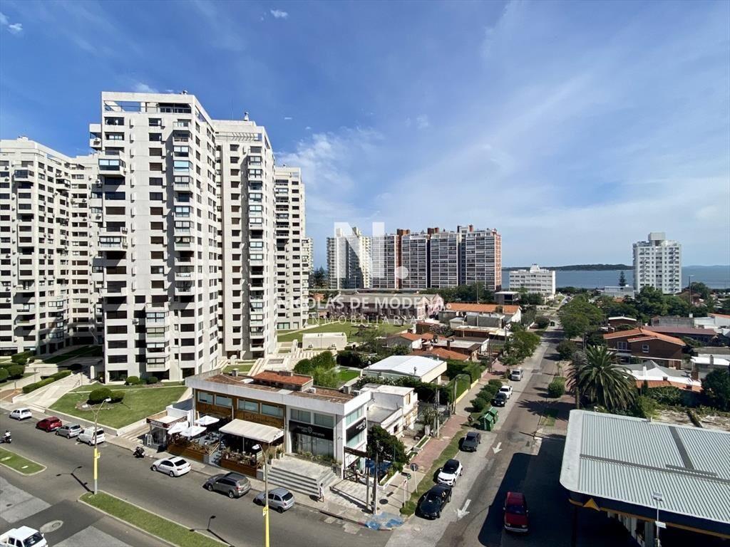 Apartamento con vista a Playa Mansa 2 dormitorios