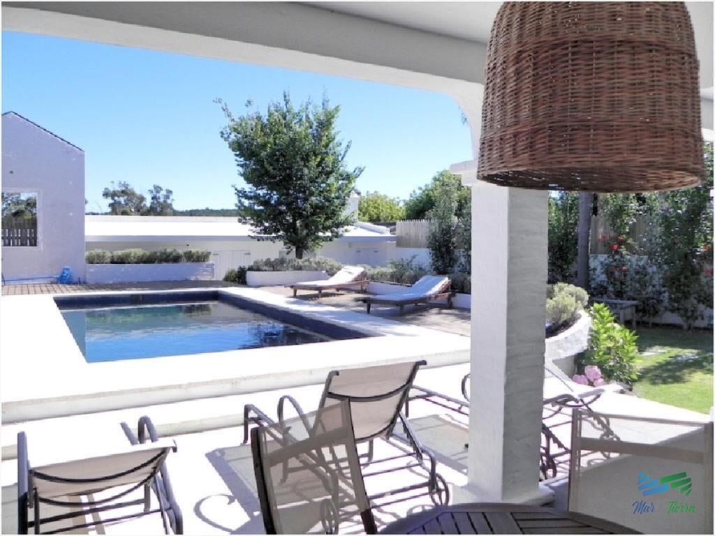 En venta casa 4 dormitorios con piscina, la Punta