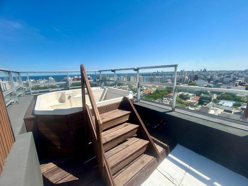VENTA PENTHOUSE POCITOS, 3 DORM. SERVICIO, 3 GJES.