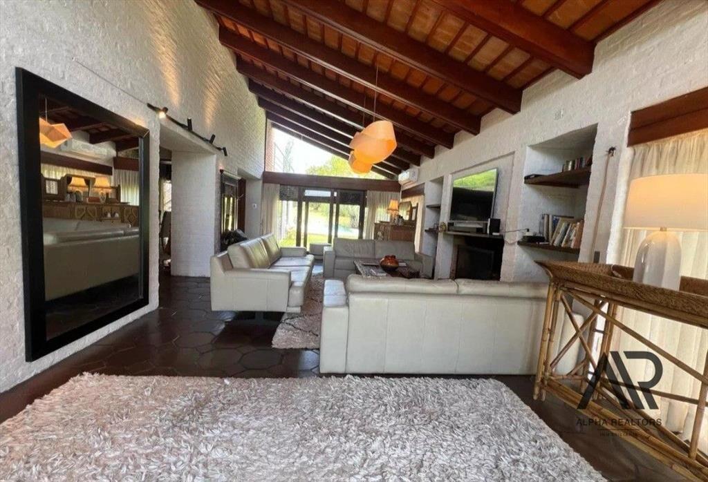 Casa en venta de 4 dormitorios c/ cochera en La Tahona