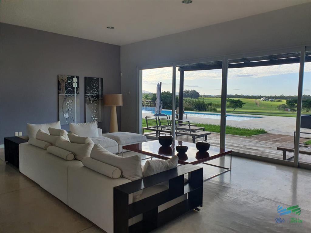 Venta de gran terreno en barrio privado con costa