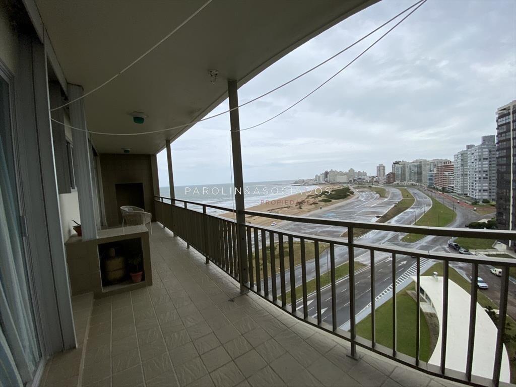 Cómoda planta en primera línea playa brava, del