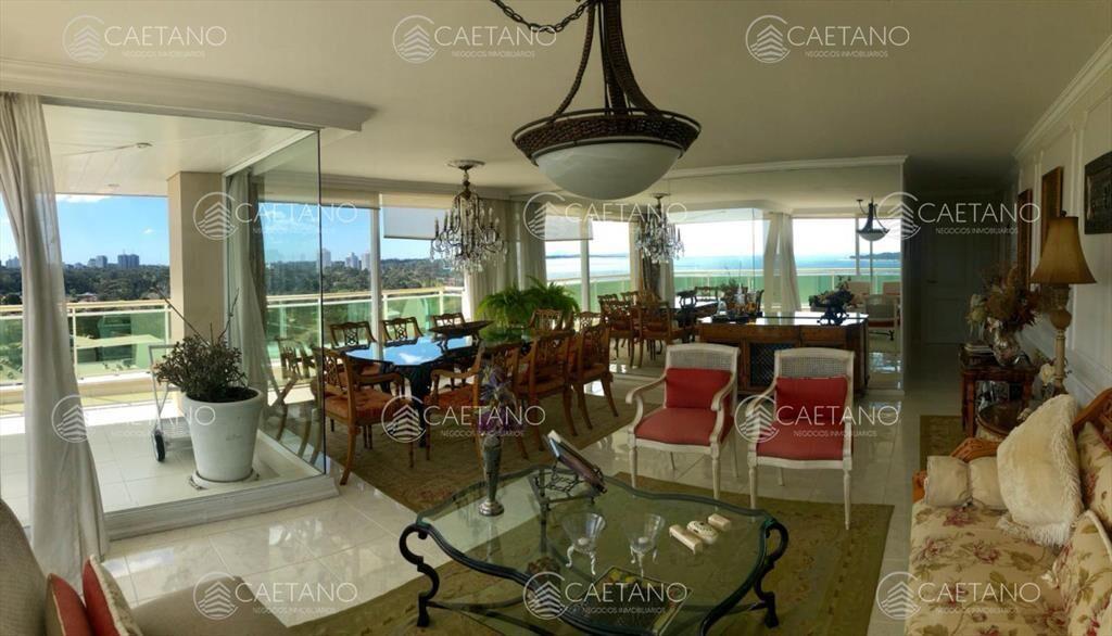 Venta apartamento 3 dormitorios + servicio. Playa