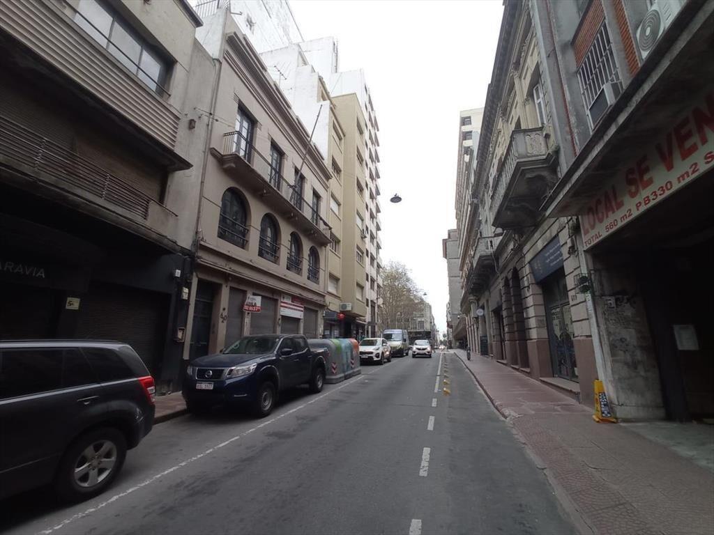 Rincón casi Plaza Matriz, mega local de 10 mts de frente, 7