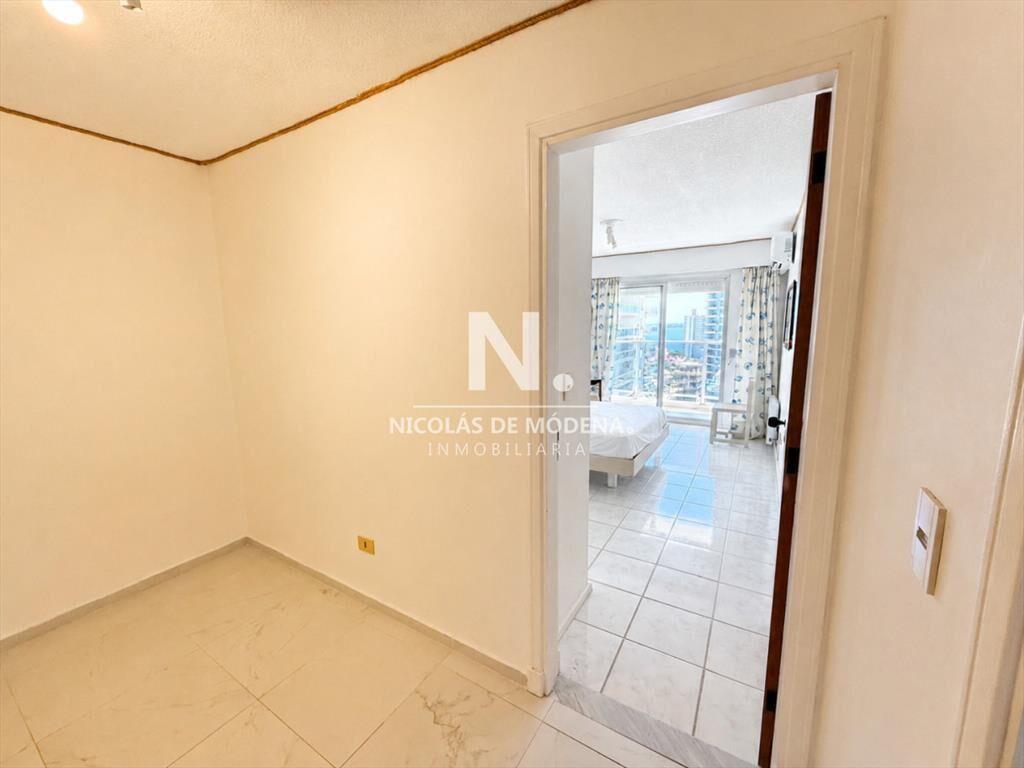 Apartamento de 1 dormitorio y medio - piso alto -