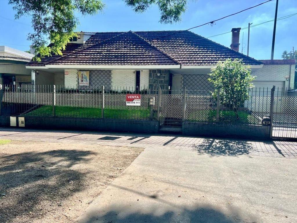 Venta Dos Casas más Apartamento en el Prado. Un solo padrón