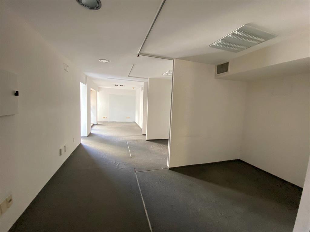 Alquiler - Oficina con vista a Plaza Matríz, 184 m2 con 42 d