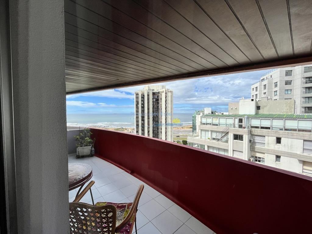 edificio en zona brava, muy cerca de la peninsula