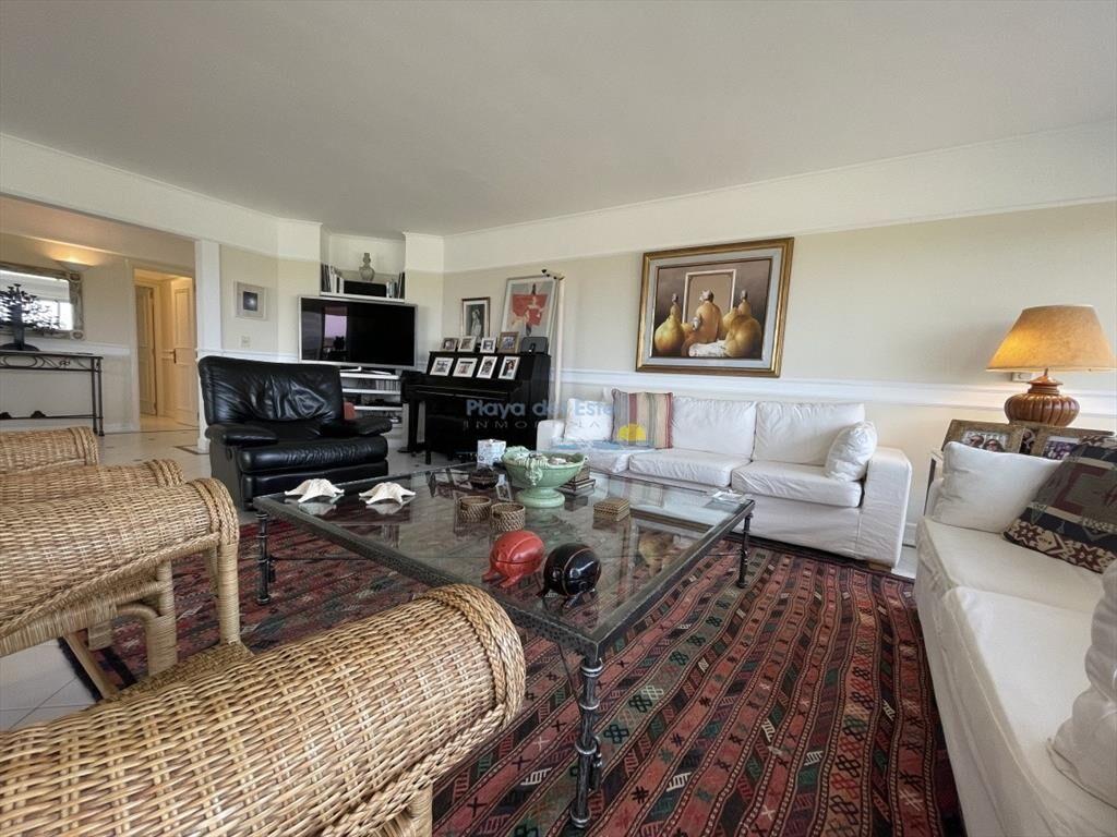 Amplio apartamento en primera línea