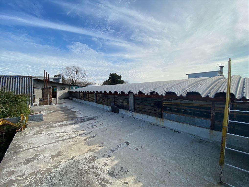 Venta de Amplio terreno con depósitos, galpones y casas