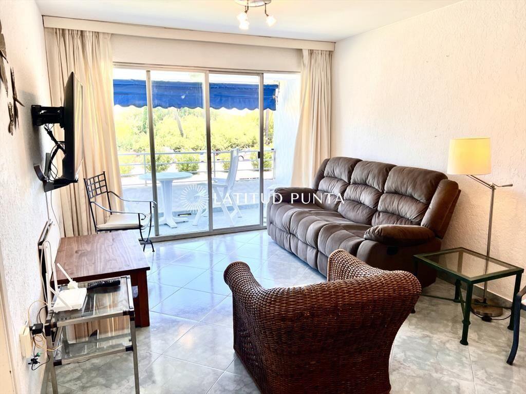 Apartamento 2 dormitorios mas dependencia. Mansa