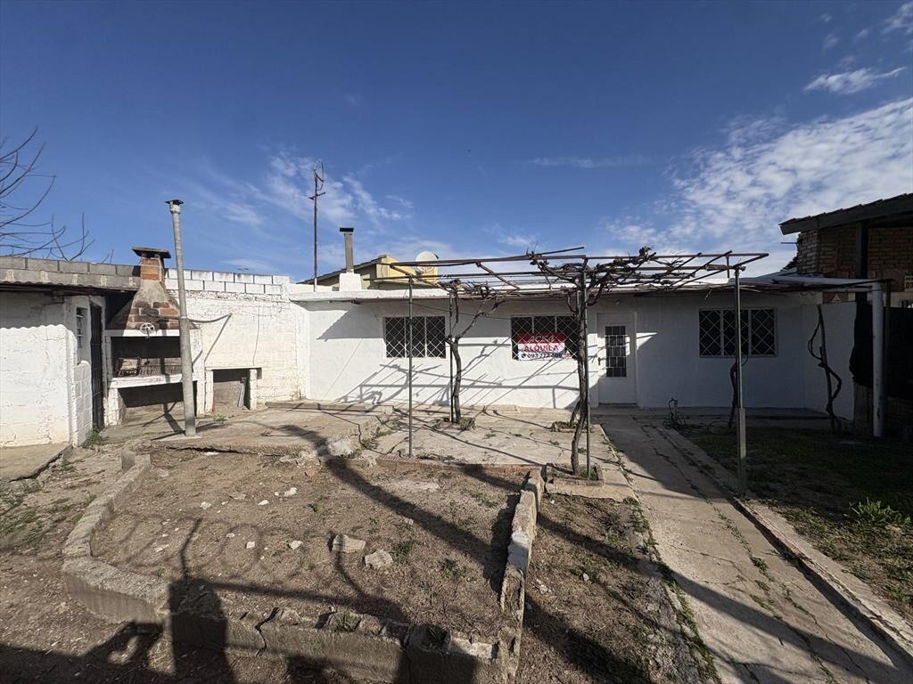 Alquiler - Casa con dos dormitorios, parrillero y patio en N