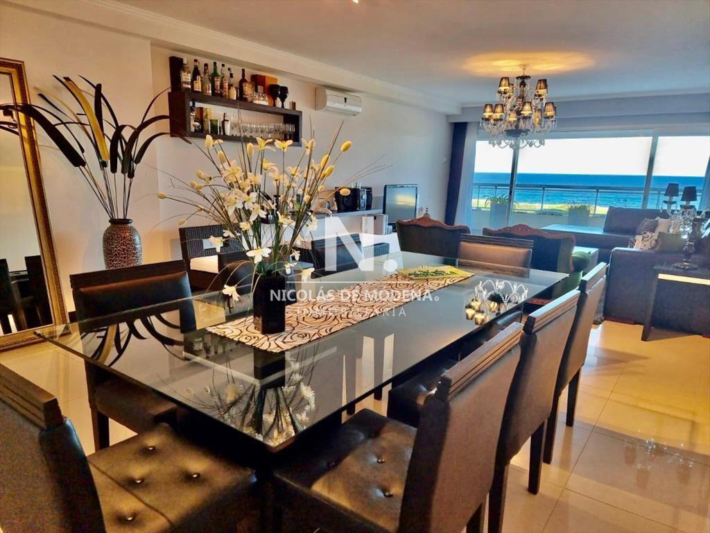 Apartamento en Torre Lobos frente a Playa Brava,