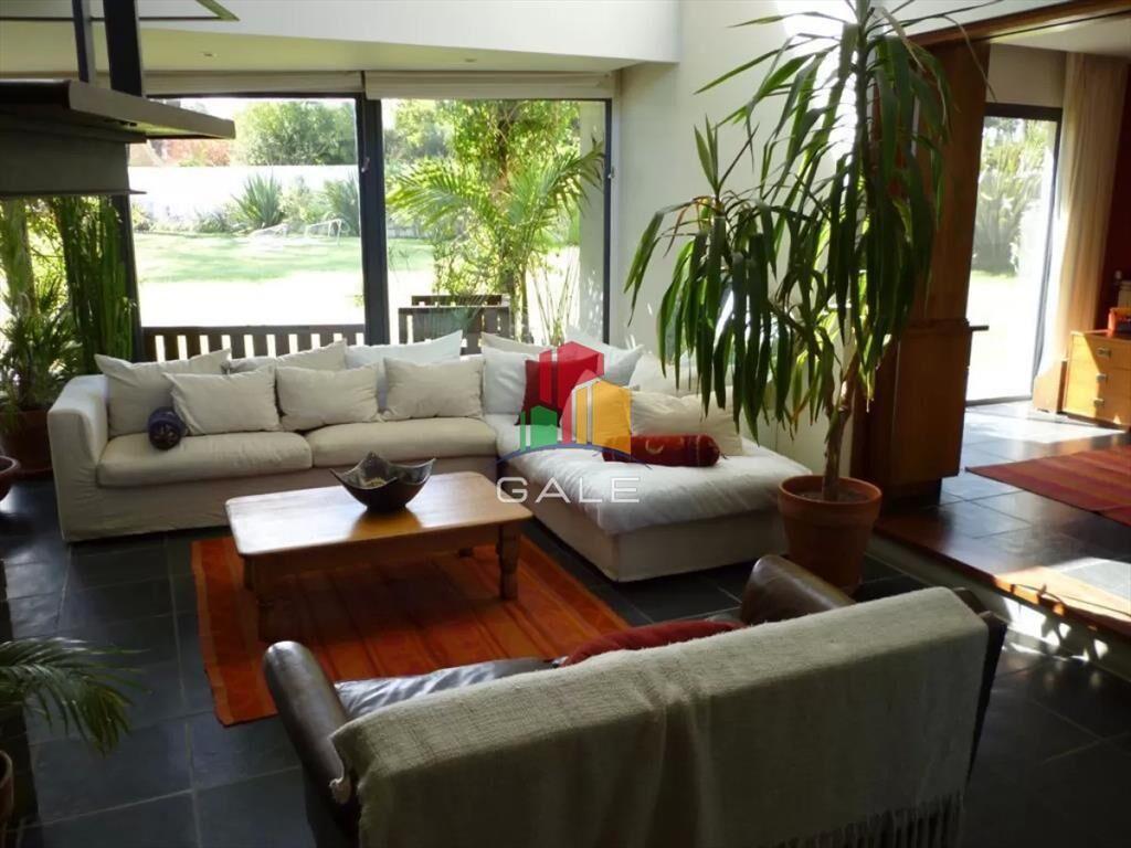 Hermosa casa de 4 dormitorios en agradable entorno.
