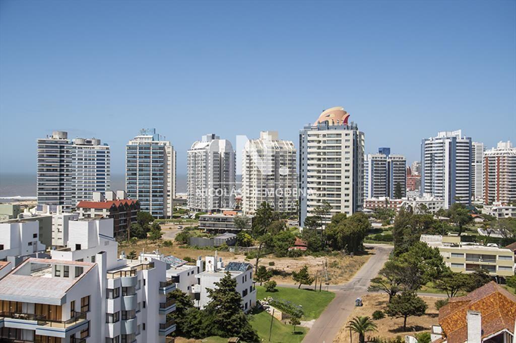 Apartamento en venta a metros de Playa Brava, 2