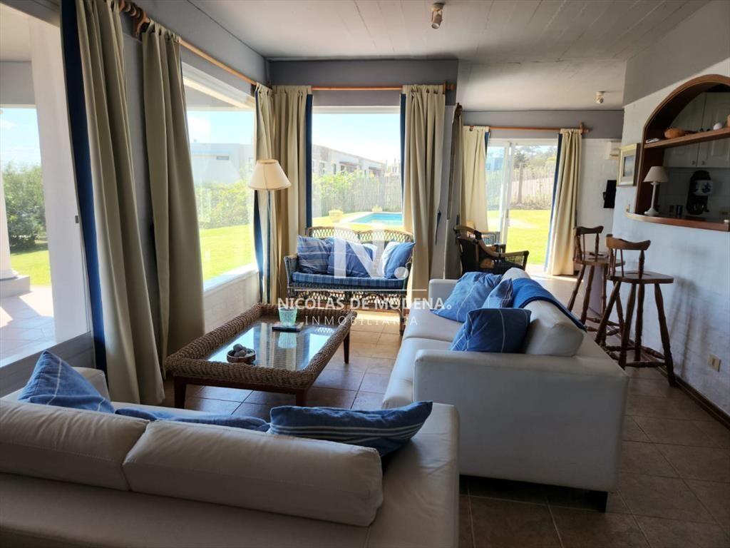 HERMOSA CASA EN  PUNTA BALLENA,  VISTA AL MAR