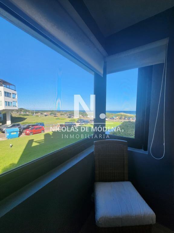 Vende apartamento de 2 dormitorios + dependencia de servici