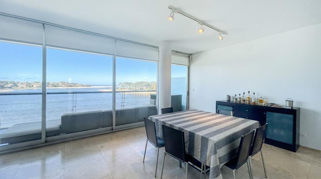 Venta de apartamento en La Barra frente al mar