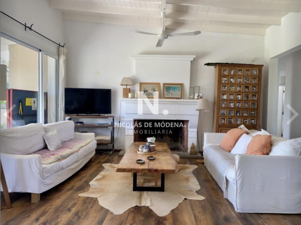 Vende casa de 4 dormitorios, en la Barra- El