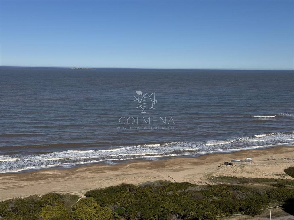 Hermosa unidad a pasos del mar