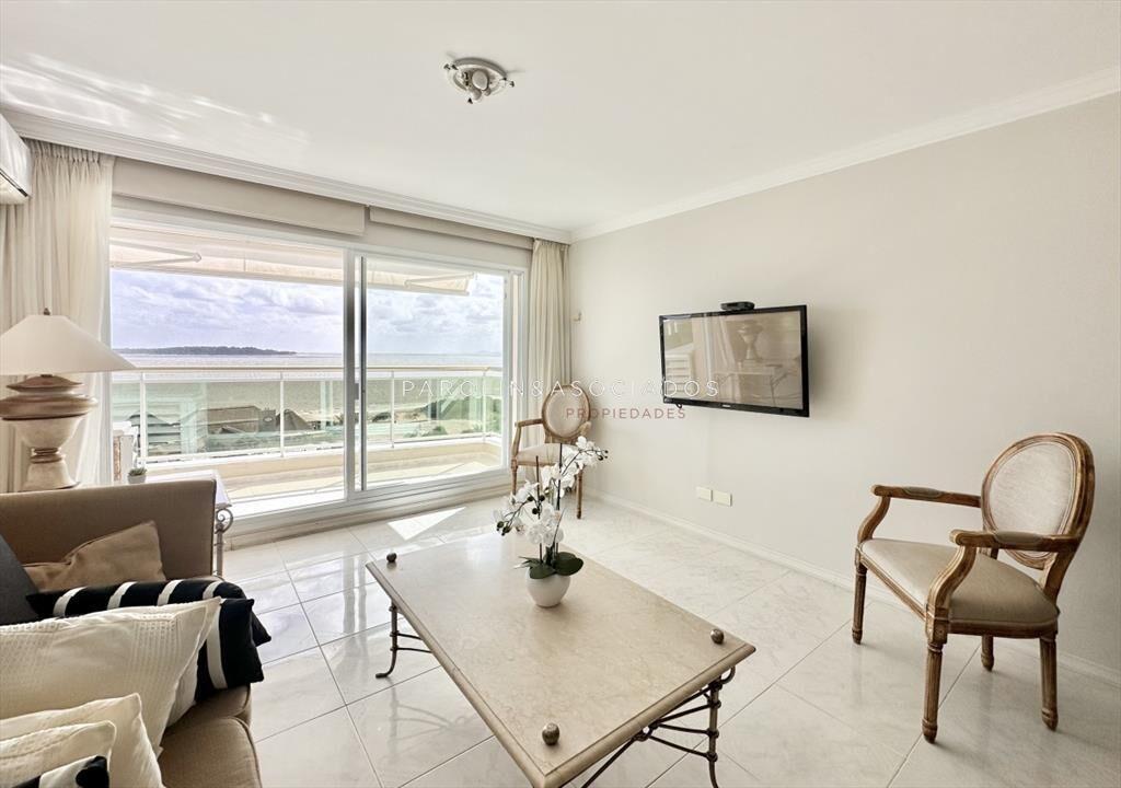 Apartamento en venta de 3 dormitorios en primera fila en Co