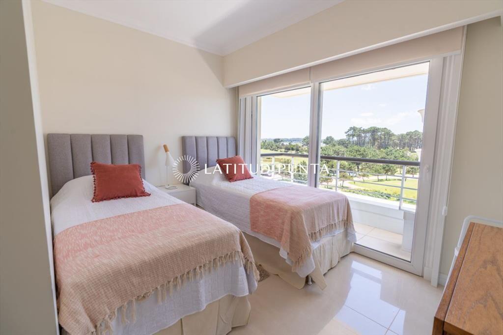 Apartamento en venta Playa Mansa 4 dormitorios