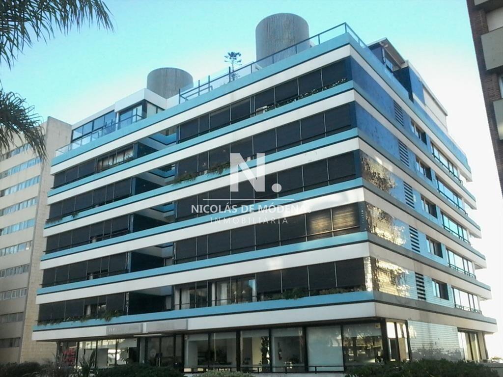 Vende apartamento de 3 dormitorios , frente al de