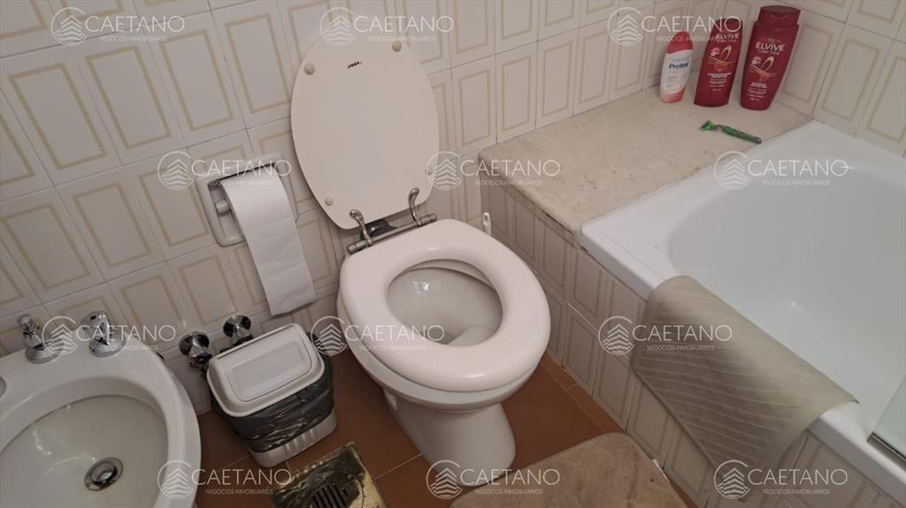 Vende apartamento de 2 dormitorios más servicio