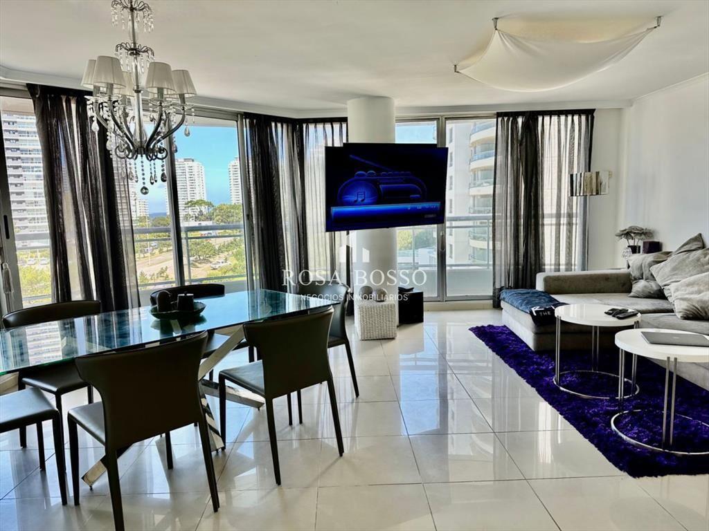 Amplio apartamento en Venta de 3 dormitorios y en
