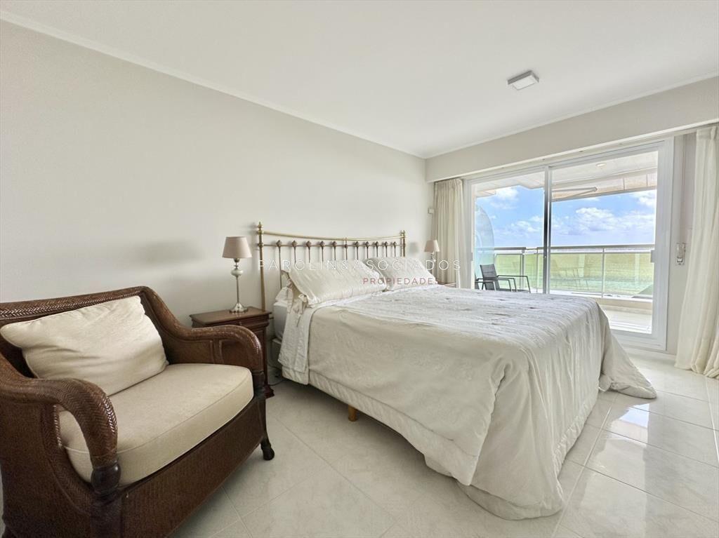 Apartamento en venta de 3 dormitorios en primera fila en Co