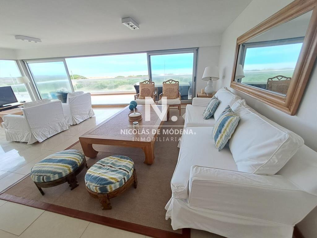 Apartamento en venta de 3 dormitorios y servcio