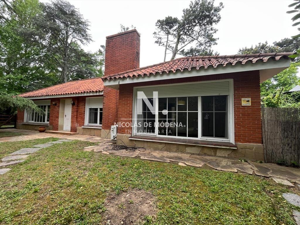 Chalet de 3 dormitorios mas dependencia en venta en zona re
