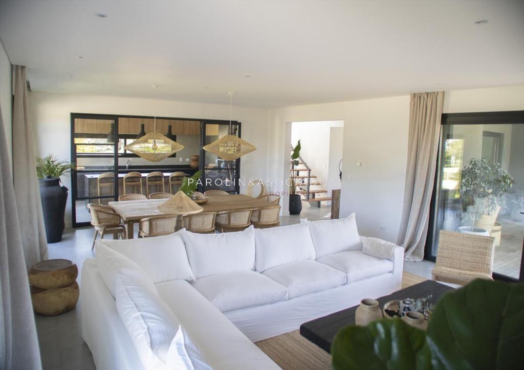 Hermosa casa en venta de 4 dormitorios en Laguna